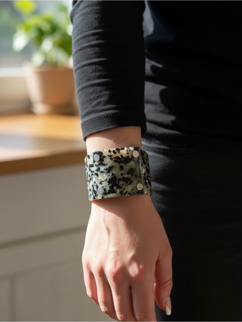Stylish Black & Cream Speckled Wristband Clip